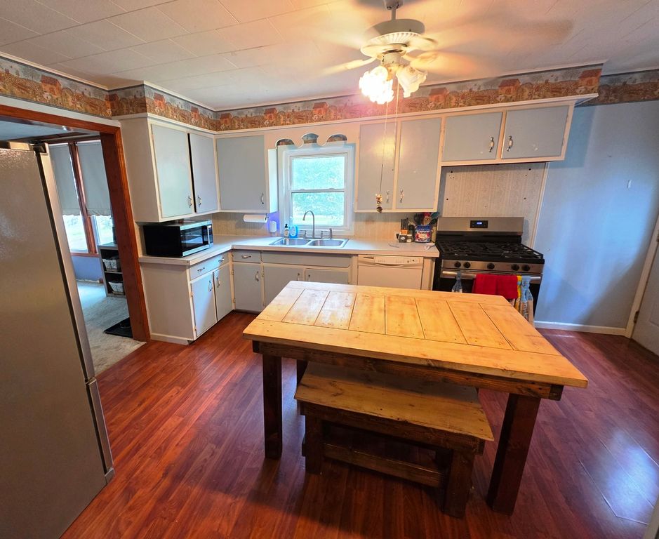 Image 4 of property listing at 416 Perkins Street, Odin, IL 62870