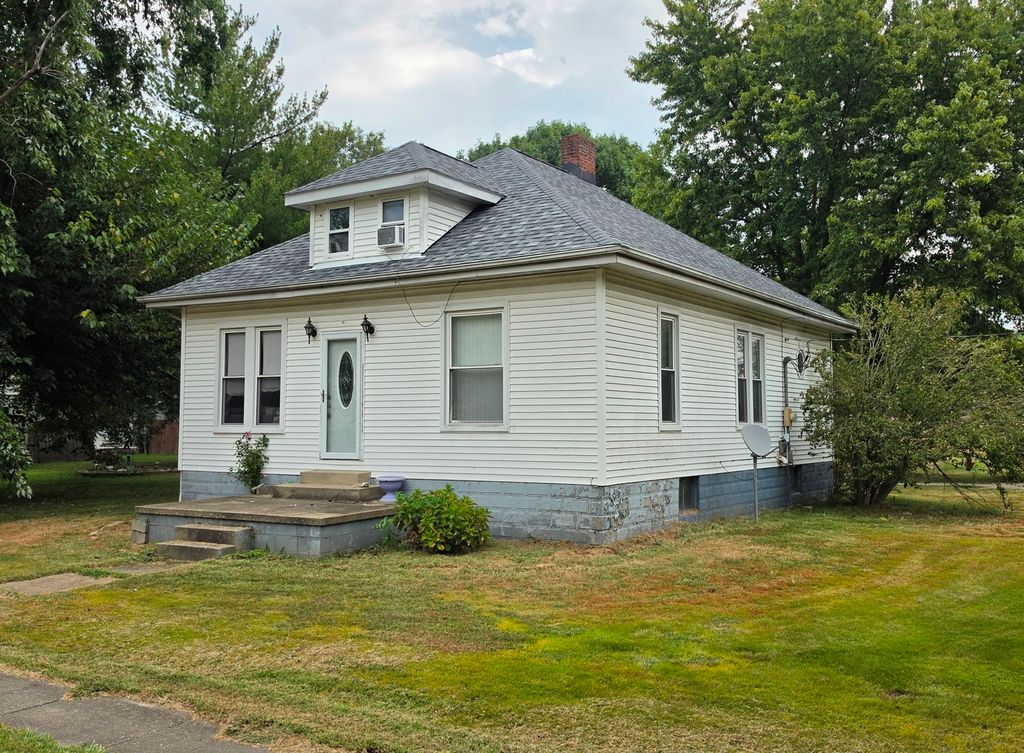 Image 35 of property listing at 416 Perkins Street, Odin, IL 62870
