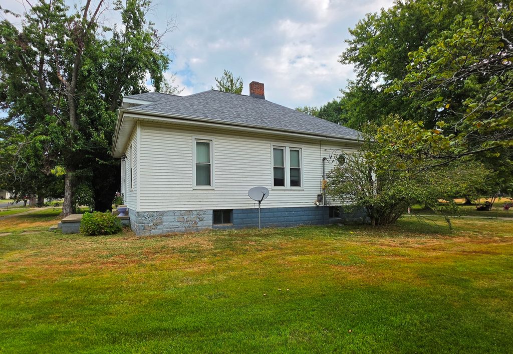 Image 36 of property listing at 416 Perkins Street, Odin, IL 62870