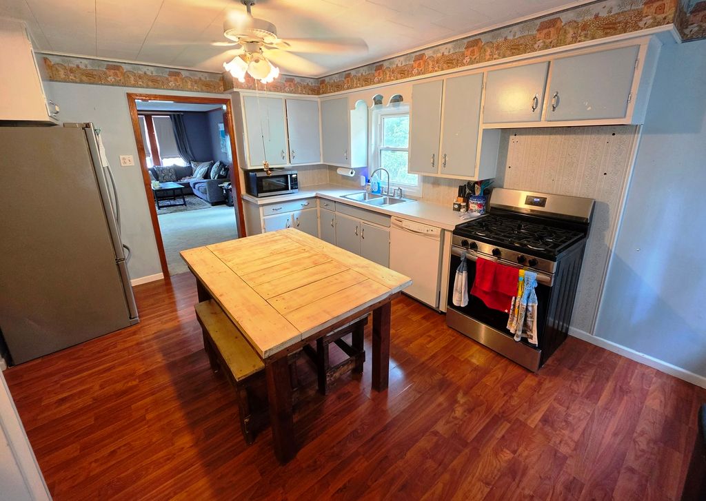 Image 5 of property listing at 416 Perkins Street, Odin, IL 62870