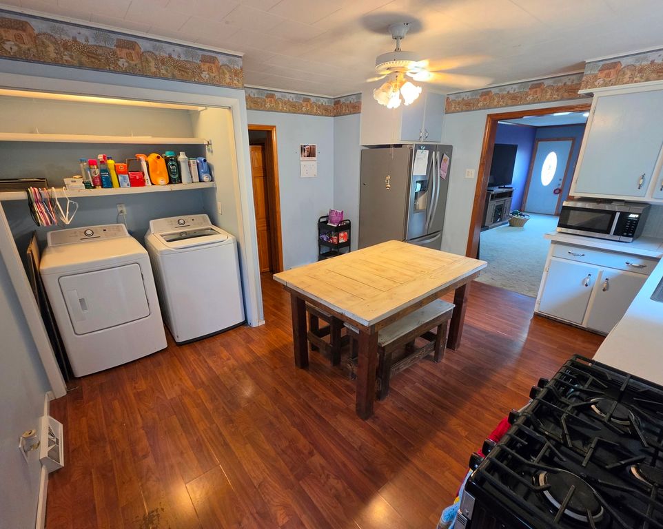 Image 6 of property listing at 416 Perkins Street, Odin, IL 62870