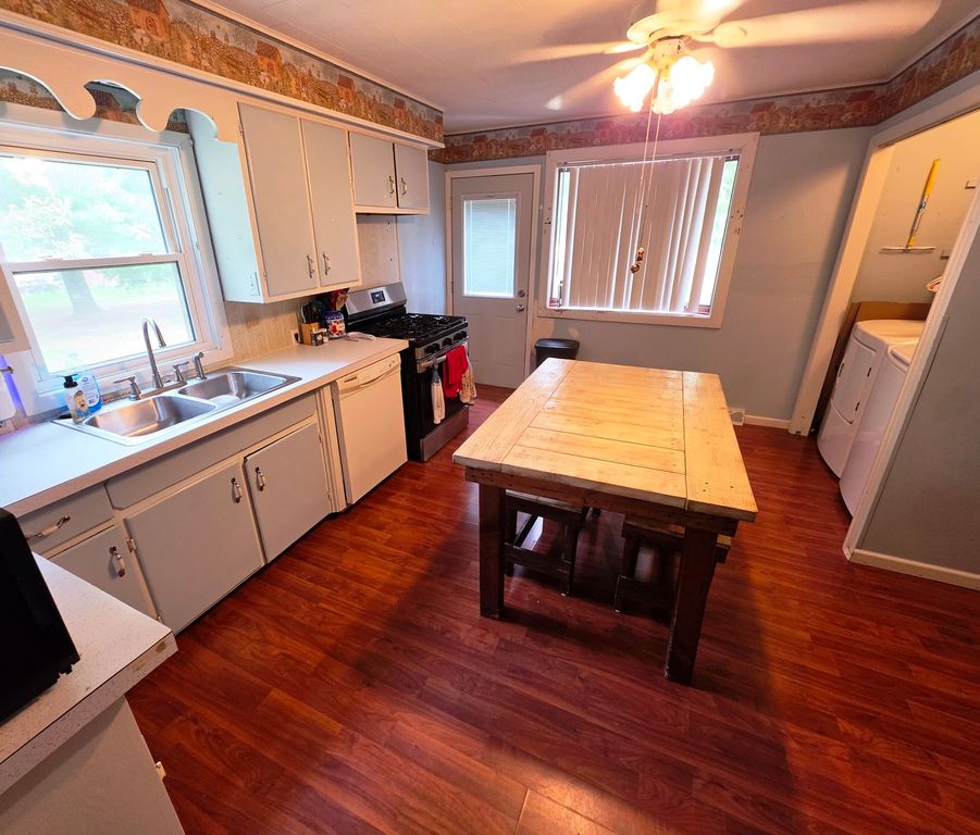 Image 7 of property listing at 416 Perkins Street, Odin, IL 62870