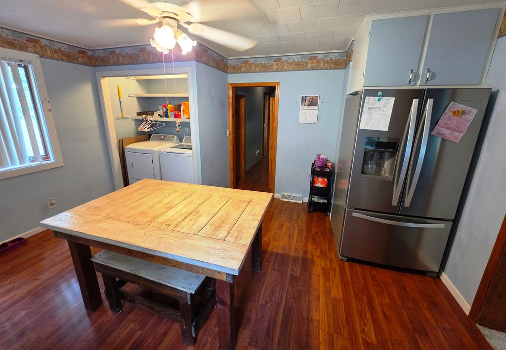 Image 8 of property listing at 416 Perkins Street, Odin, IL 62870