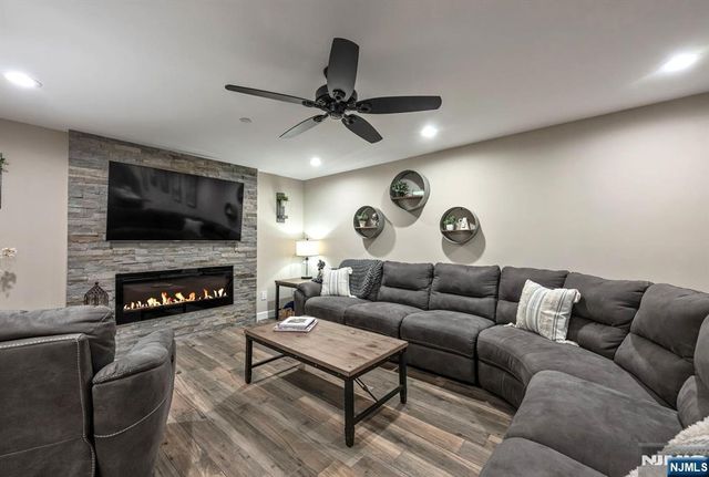 20 Masterson Court, Waldwick, NJ 07463