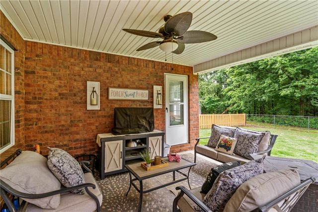 618 E Rush Road, Siloam Springs, AR 72761