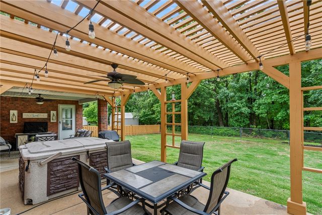 618 E Rush Road, Siloam Springs, AR 72761