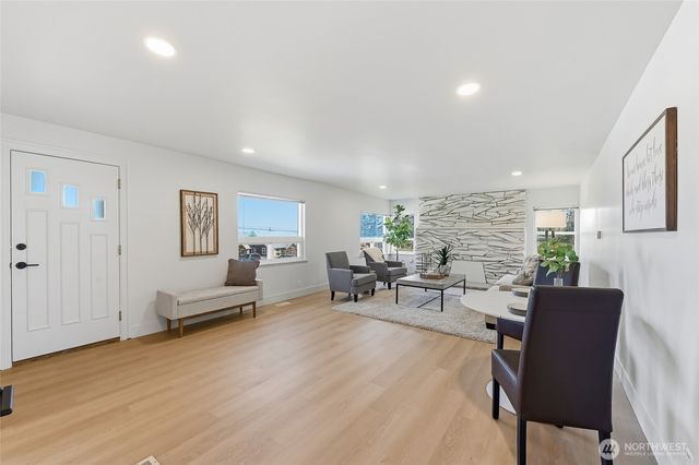 1221 S 101st Street, Seattle, WA 98168