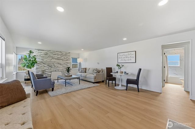 1221 S 101st Street, Seattle, WA 98168