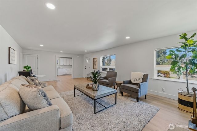 1221 S 101st Street, Seattle, WA 98168