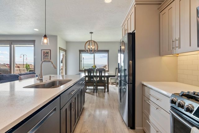 8814 E Clearview Ln, Spokane, WA 99217