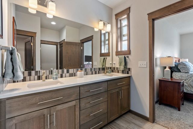 8814 E Clearview Ln, Spokane, WA 99217