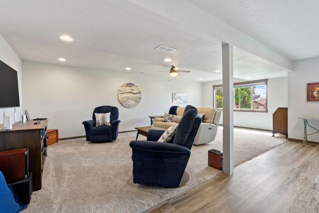 8814 E Clearview Ln, Spokane, WA 99217