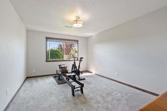 8814 E Clearview Ln, Spokane, WA 99217