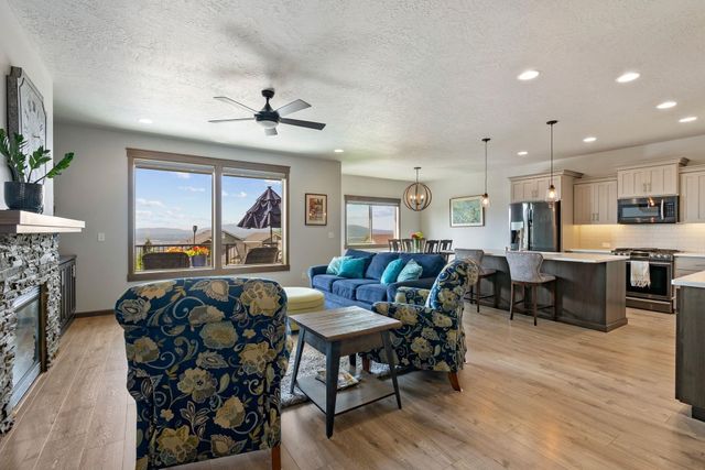 8814 E Clearview Ln, Spokane, WA 99217