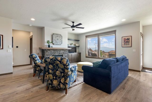 8814 E Clearview Ln, Spokane, WA 99217