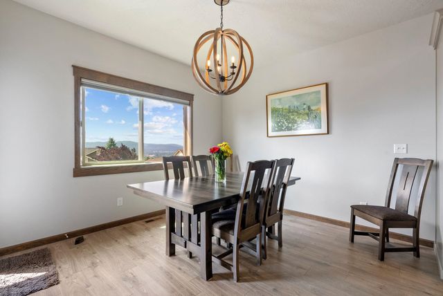 8814 E Clearview Ln, Spokane, WA 99217