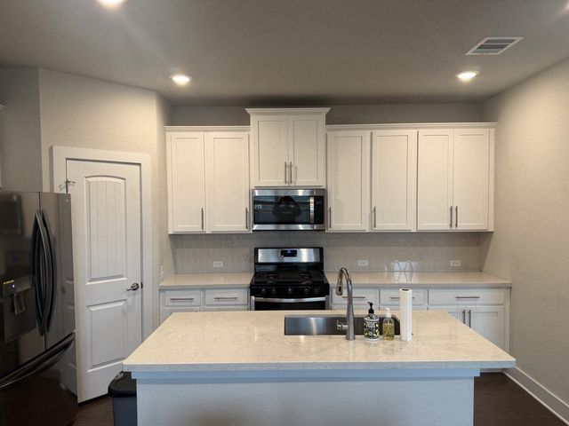 8615 McKamy DR, Austin, TX 78744