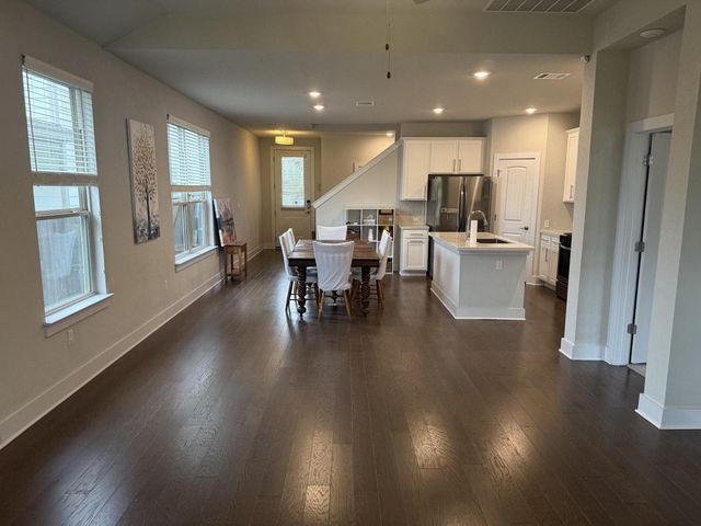 8615 McKamy DR, Austin, TX 78744