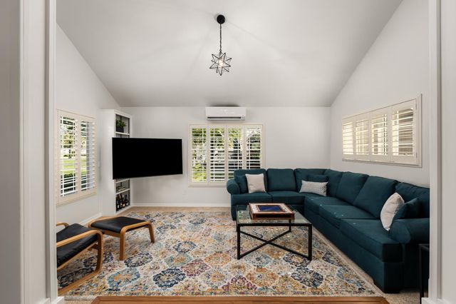 18190 Lake Forest Dr, Penn Valley, CA 95946