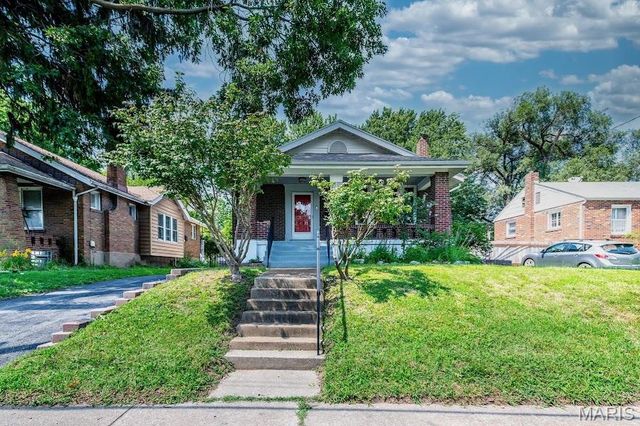9051 Burton Avenue, Overland, MO 63114