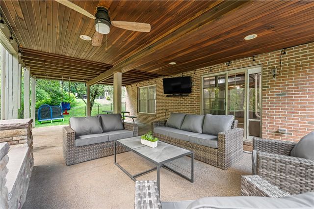 305 Daniela Dr, Allegheny Twp, PA 15068