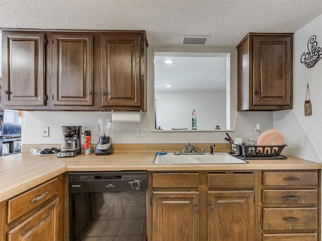 6916 Woodlake Drive, Oklahoma City, OK 73132