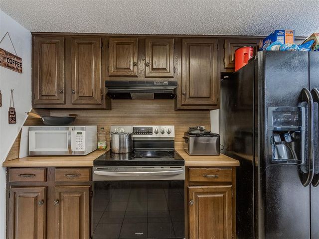 6916 Woodlake Drive, Oklahoma City, OK 73132