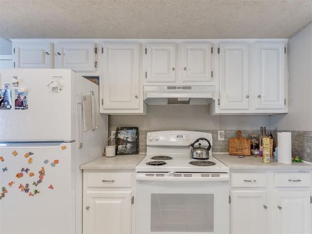 6916 Woodlake Drive, Oklahoma City, OK 73132