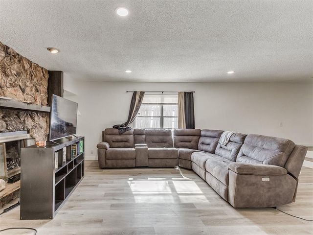 6916 Woodlake Drive, Oklahoma City, OK 73132