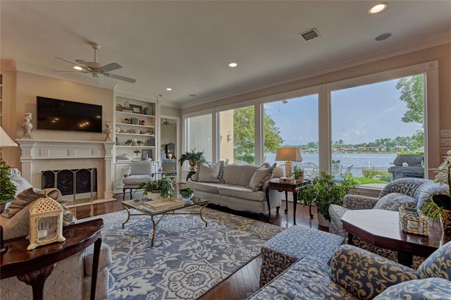 160 Westlake Point, Montgomery, TX 77356