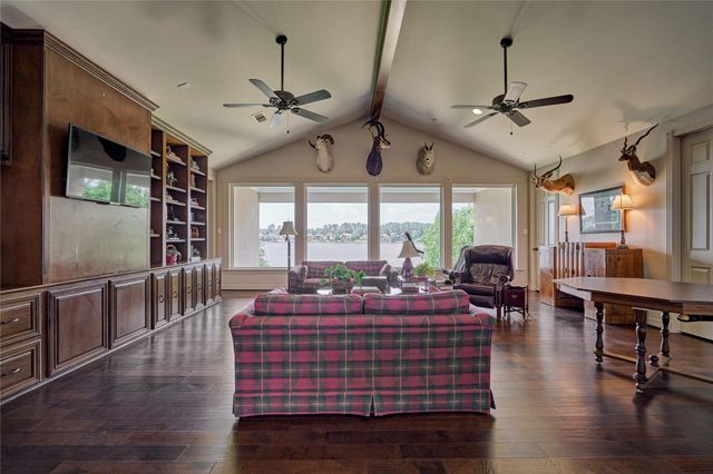 160 Westlake Point, Montgomery, TX 77356