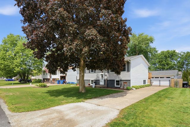 318 E PARKWAY Drive, Blue Grass, IA 52726
