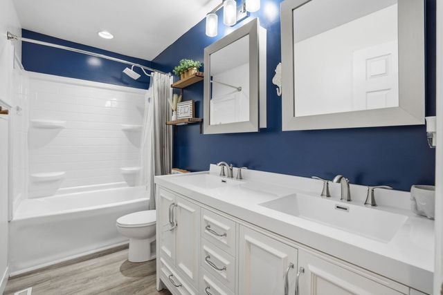 318 E PARKWAY Drive, Blue Grass, IA 52726