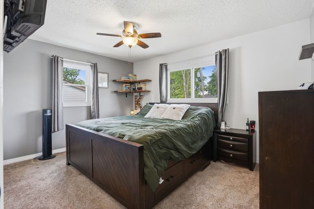 318 E PARKWAY Drive, Blue Grass, IA 52726