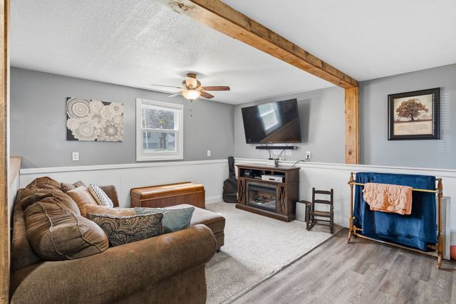 318 E PARKWAY Drive, Blue Grass, IA 52726