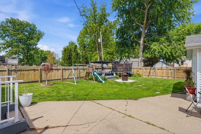 318 E PARKWAY Drive, Blue Grass, IA 52726