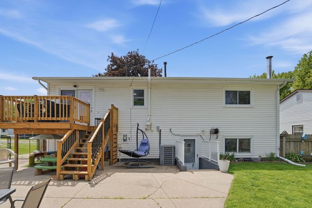 318 E PARKWAY Drive, Blue Grass, IA 52726