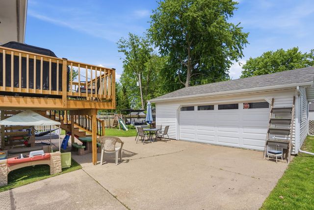 318 E PARKWAY Drive, Blue Grass, IA 52726