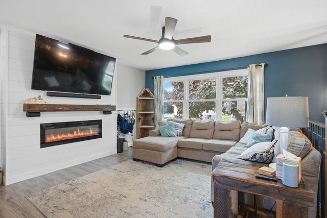 318 E PARKWAY Drive, Blue Grass, IA 52726