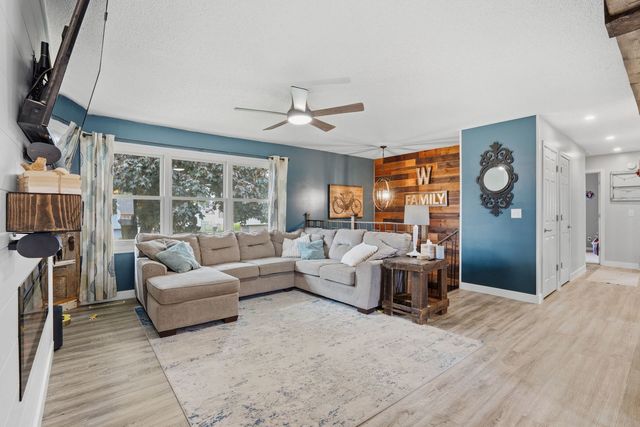 318 E PARKWAY Drive, Blue Grass, IA 52726