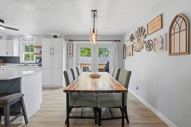 318 E PARKWAY Drive, Blue Grass, IA 52726