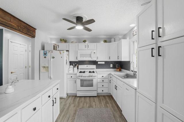 318 E PARKWAY Drive, Blue Grass, IA 52726