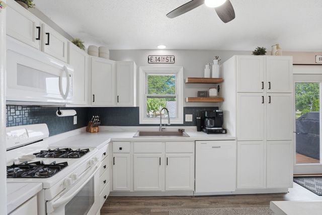 318 E PARKWAY Drive, Blue Grass, IA 52726