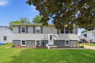 318 E PARKWAY Drive, Blue Grass, IA 52726