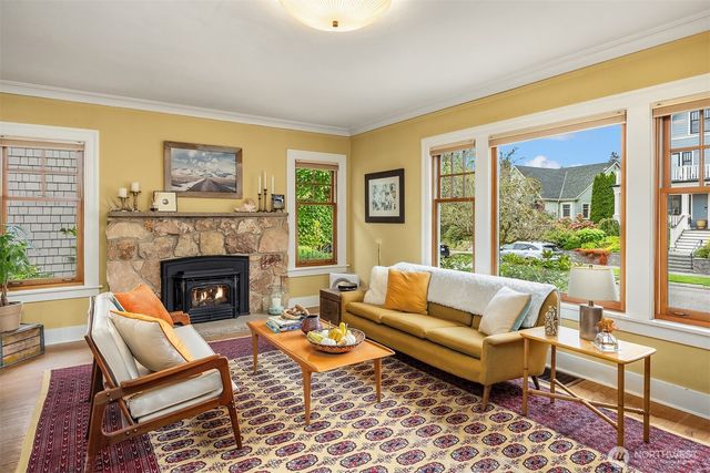 7426 Keen Way N, Seattle, WA 98103