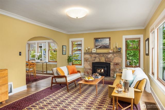 7426 Keen Way N, Seattle, WA 98103