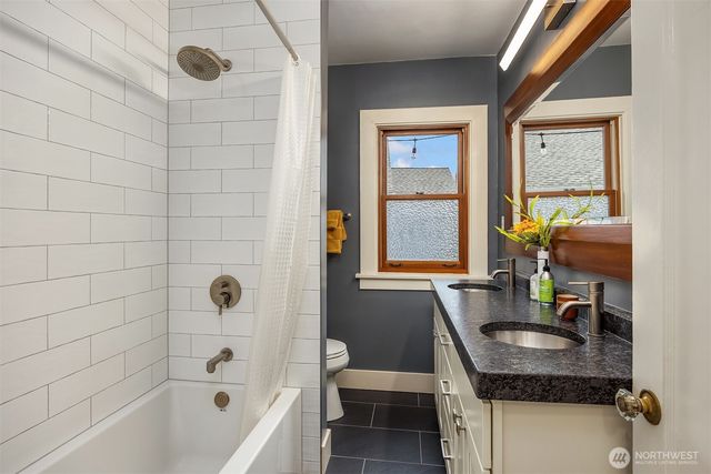 7426 Keen Way N, Seattle, WA 98103