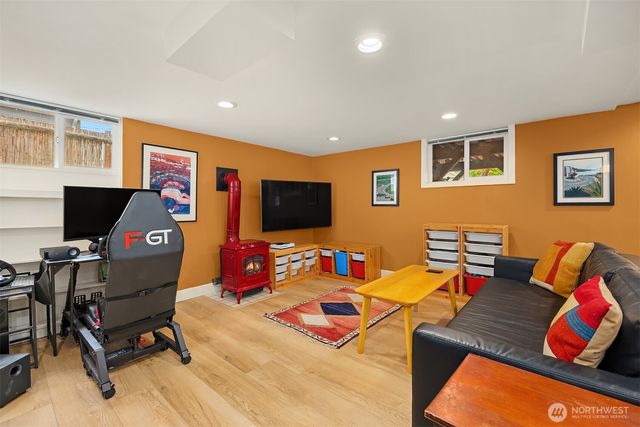 7426 Keen Way N, Seattle, WA 98103