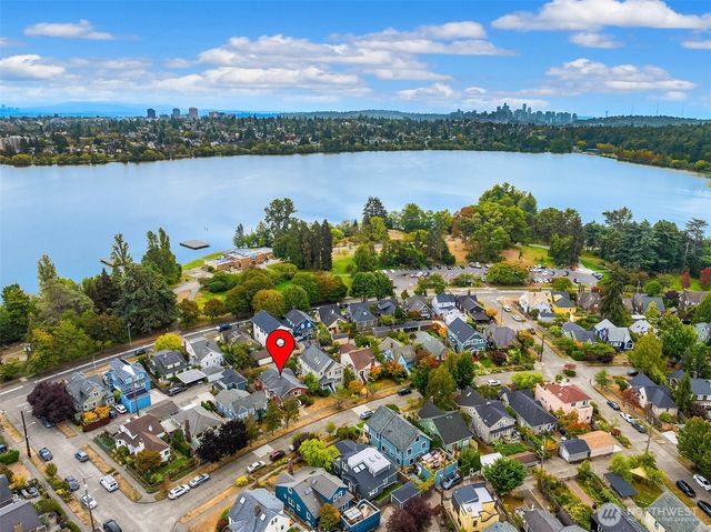 7426 Keen Way N, Seattle, WA 98103