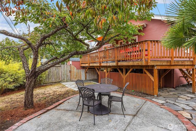 7426 Keen Way N, Seattle, WA 98103